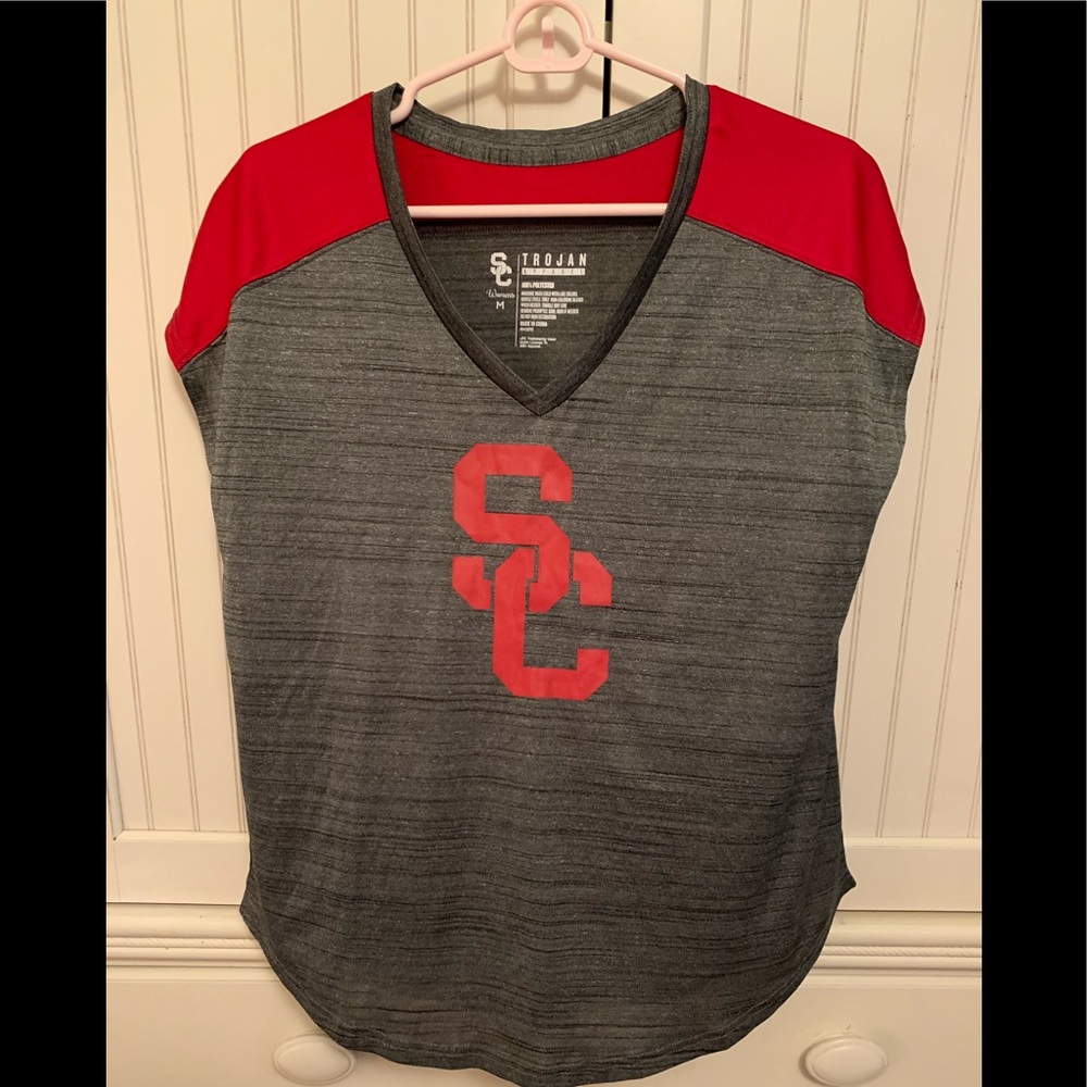 Medium USC school shirt